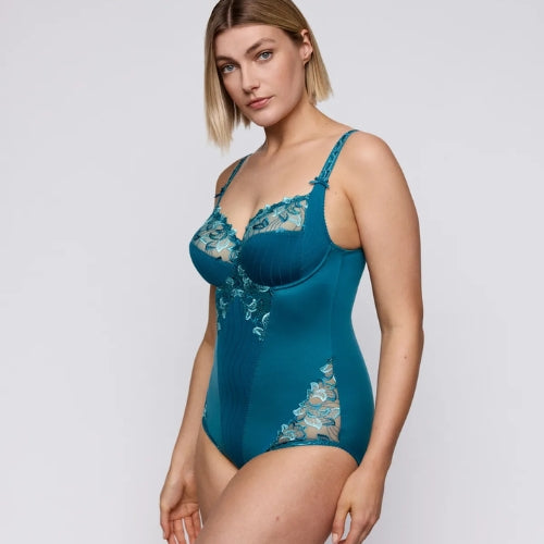 PrimaDonna Bodys – Model in blaugrünem Vollschalen-Body