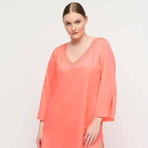 PrimaDonna Tag- und Nachtwäsche – Model im korallfarbenen Kaftan