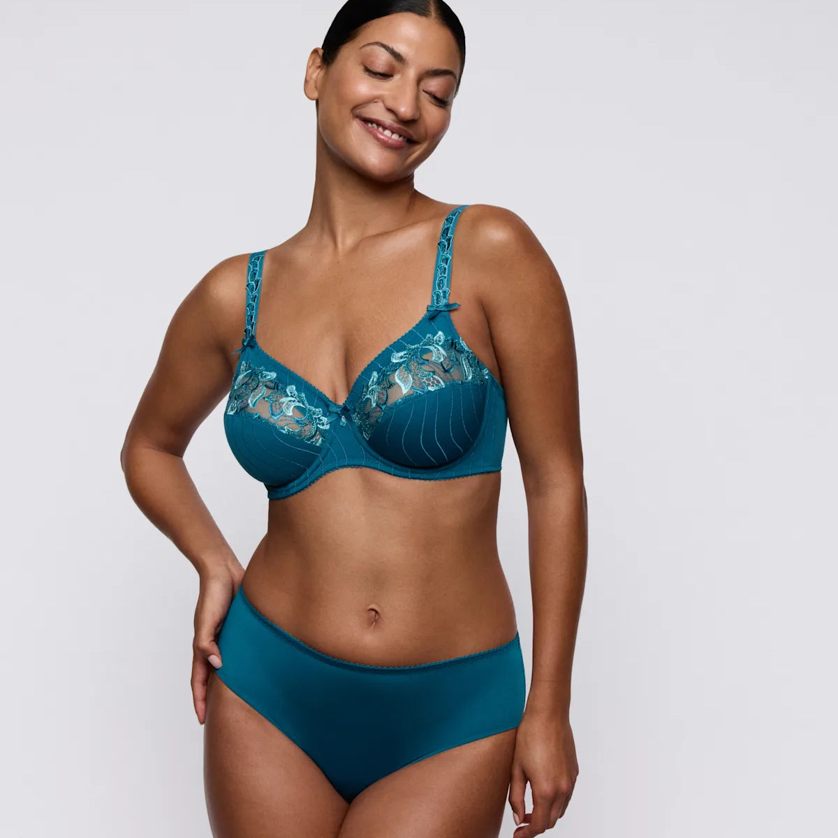 PrimaDonna Deauville Taillenslip in Blaugrün am Model