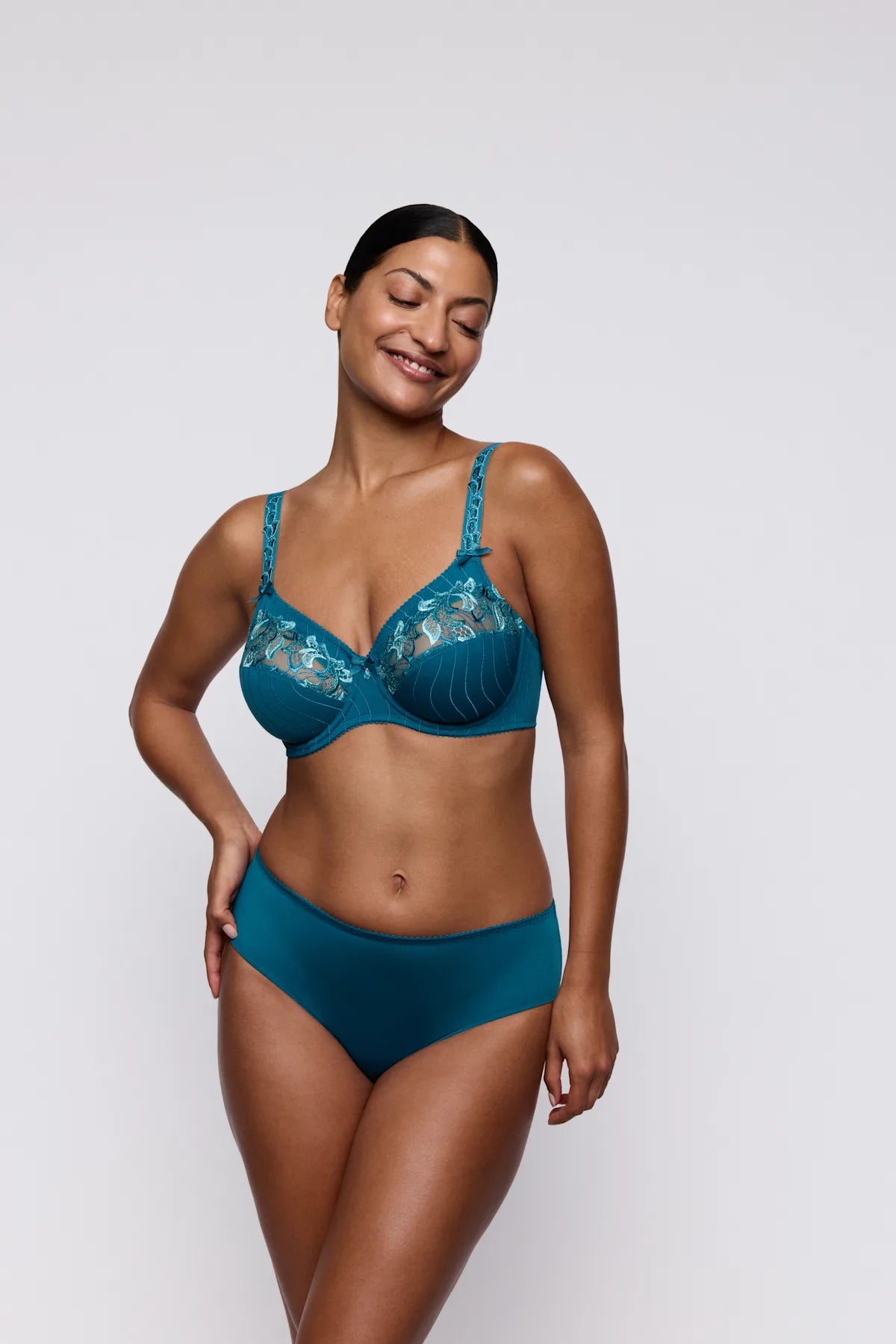 PrimaDonna Deauville Taillenslip in Blaugrün am Model