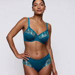 PrimaDonna Deauville Komfort-BH in Blaugrün mit Glanzdetails am Model