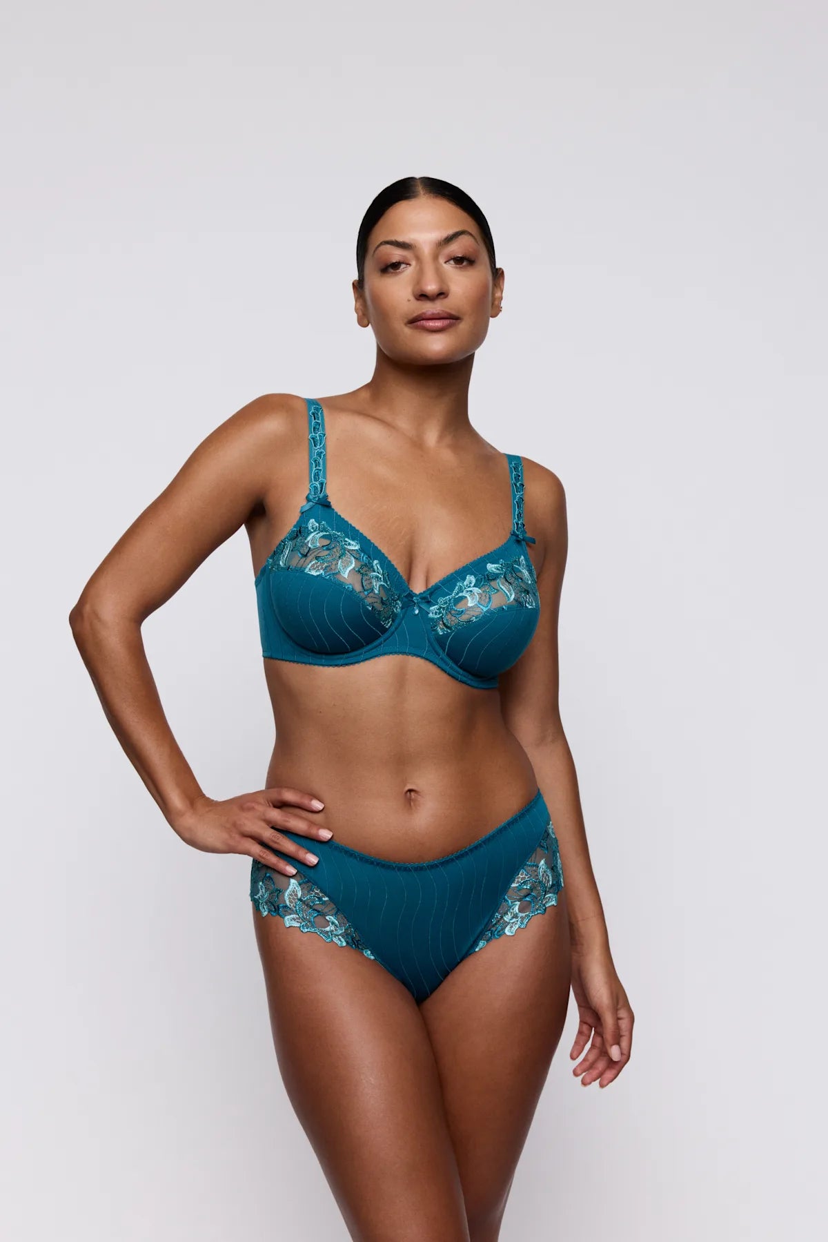 PrimaDonna Deauville Komfort-BH in Blaugrün mit Glanzdetails am Model