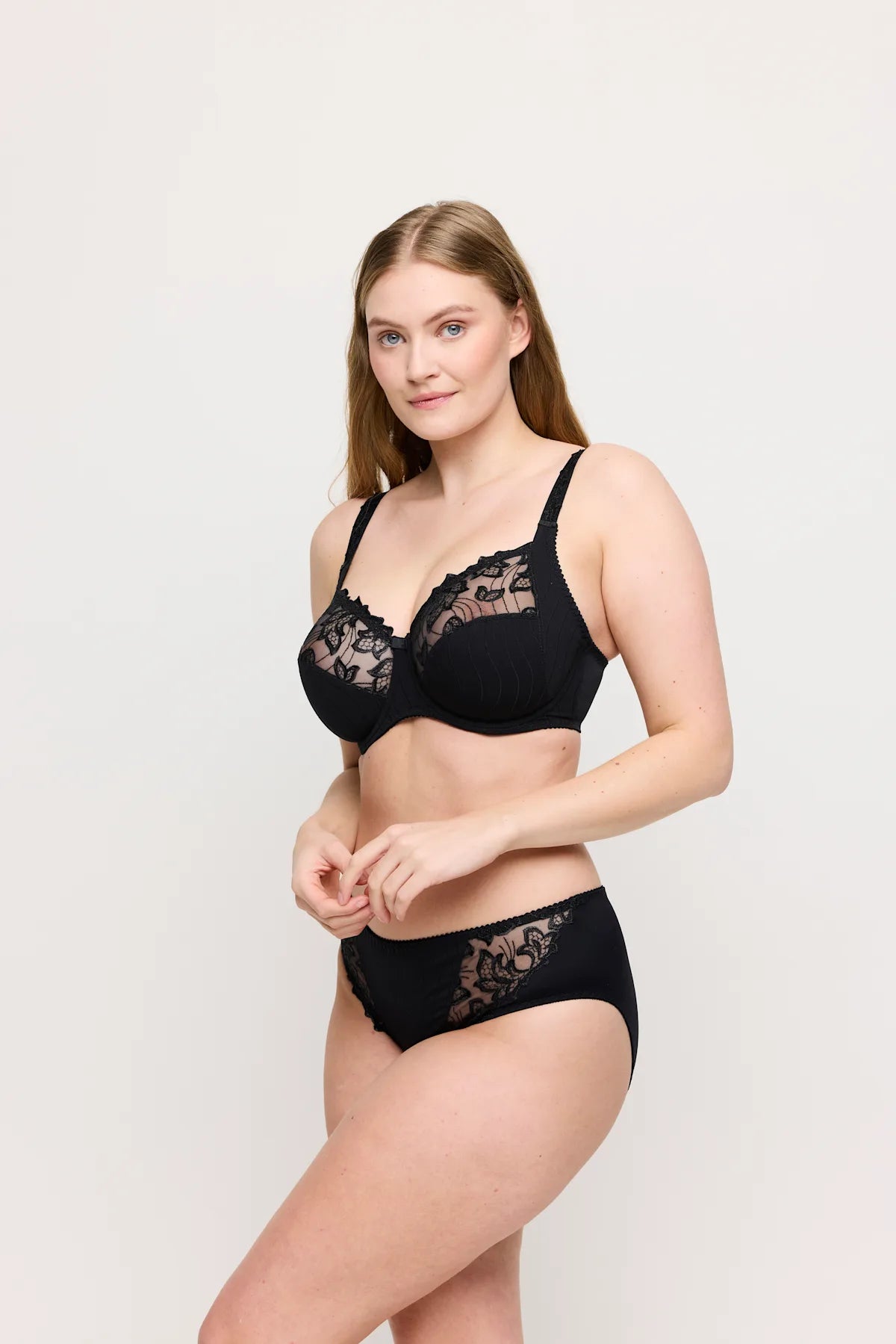 PrimaDonna Deauville Taillenslip in Schwarz am Model