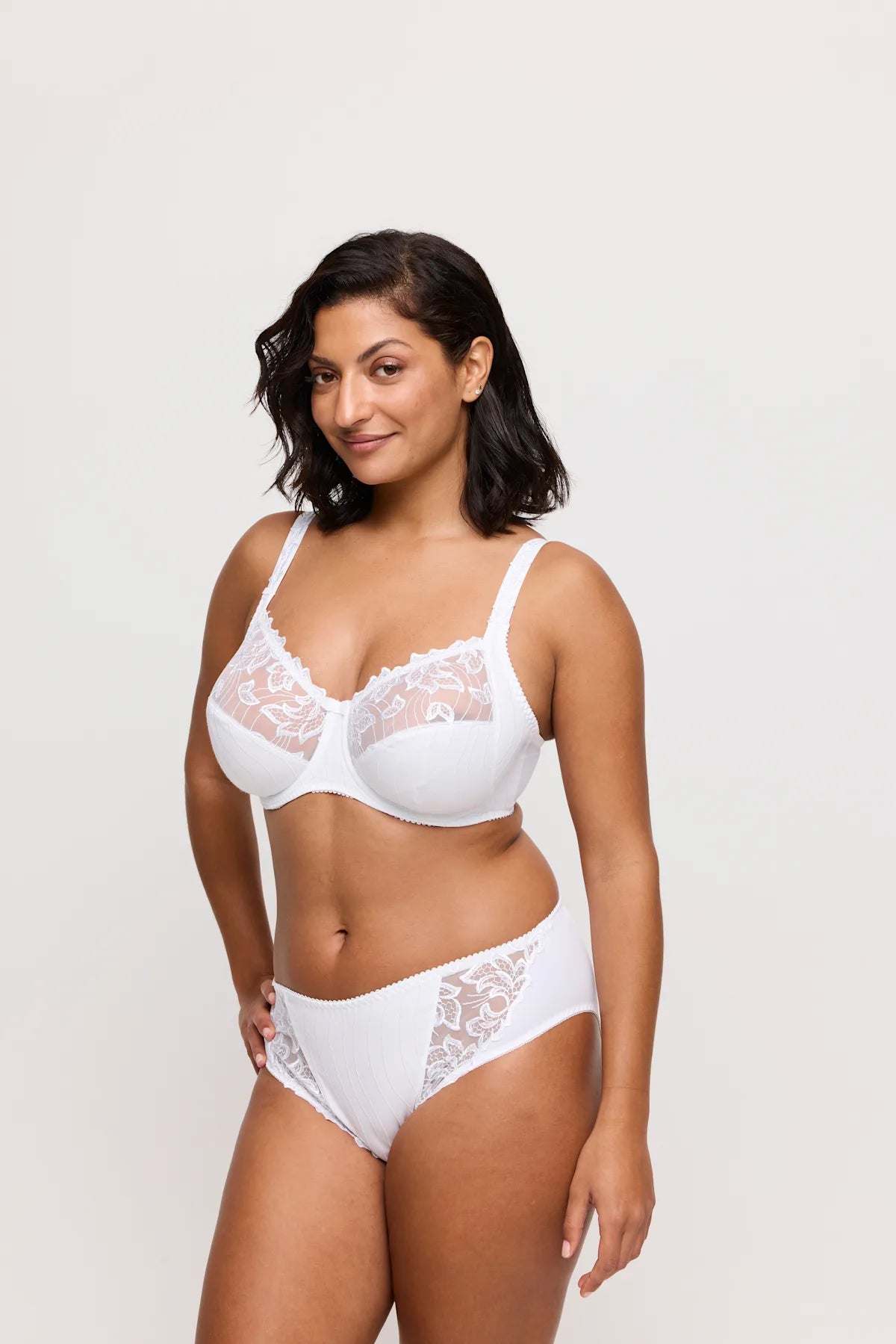 PrimaDonna Deauville Taillenslip in Weiß am Model