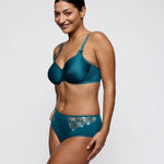 PrimaDonna Deauville Taillenslip in Blaugrün am Model