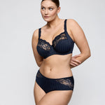PrimaDonna Madison Vollschalen-BH in Velvet Blue am Model