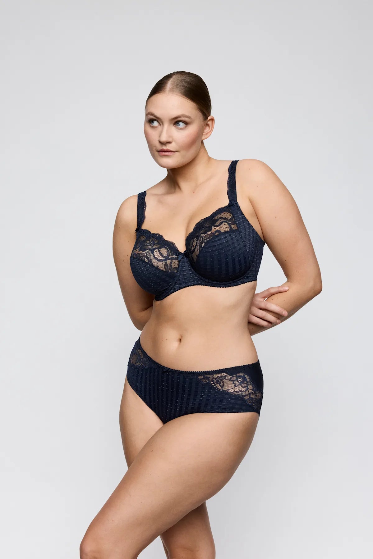 PrimaDonna Madison Vollschalen-BH in Velvet Blue am Model