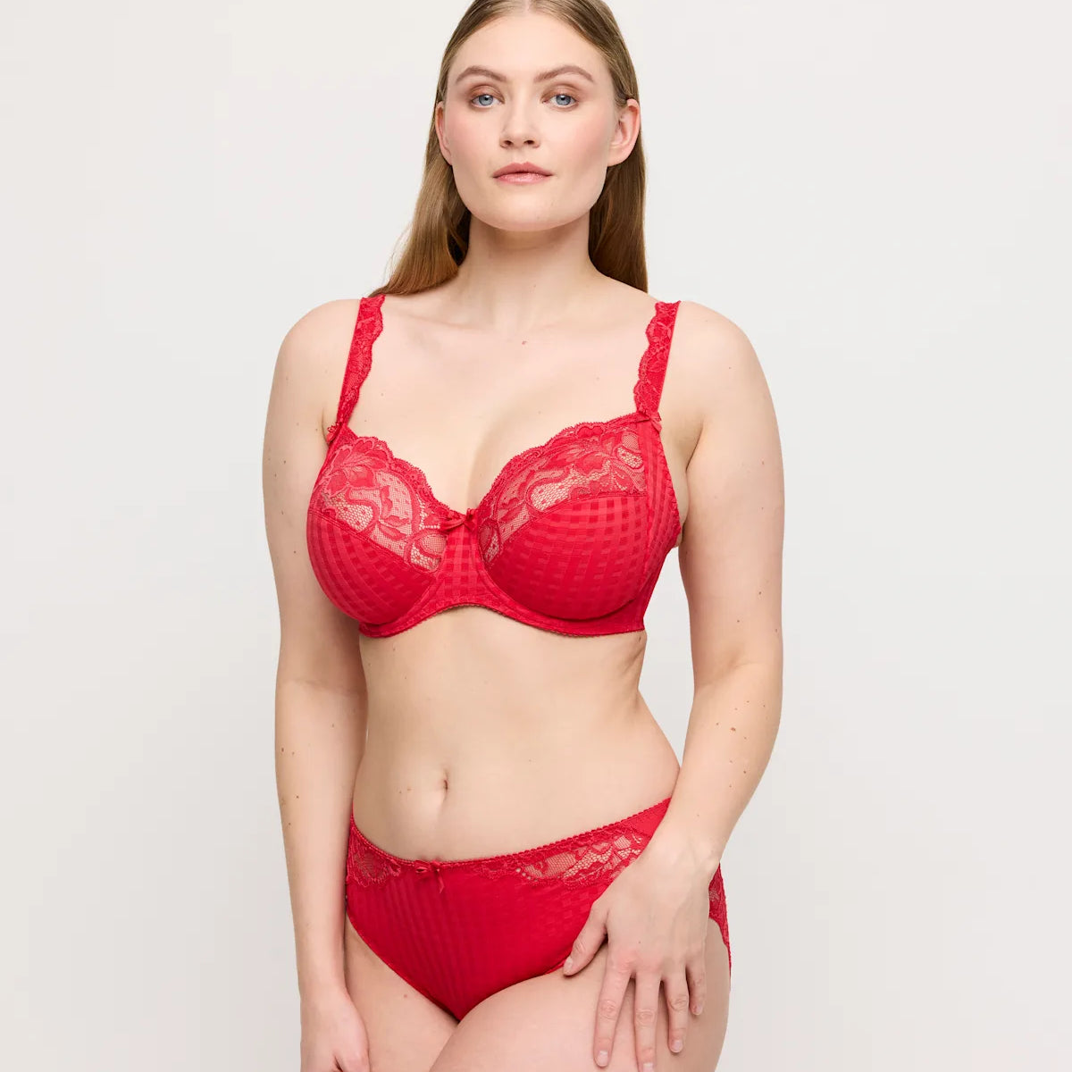 PrimaDonna Madison Vollschalen-BH in Scarlet am Model