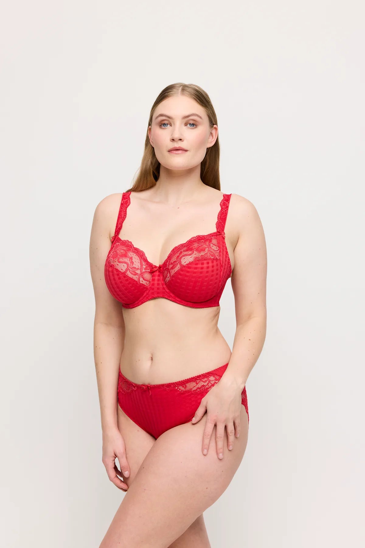 PrimaDonna Madison Vollschalen-BH in Scarlet am Model