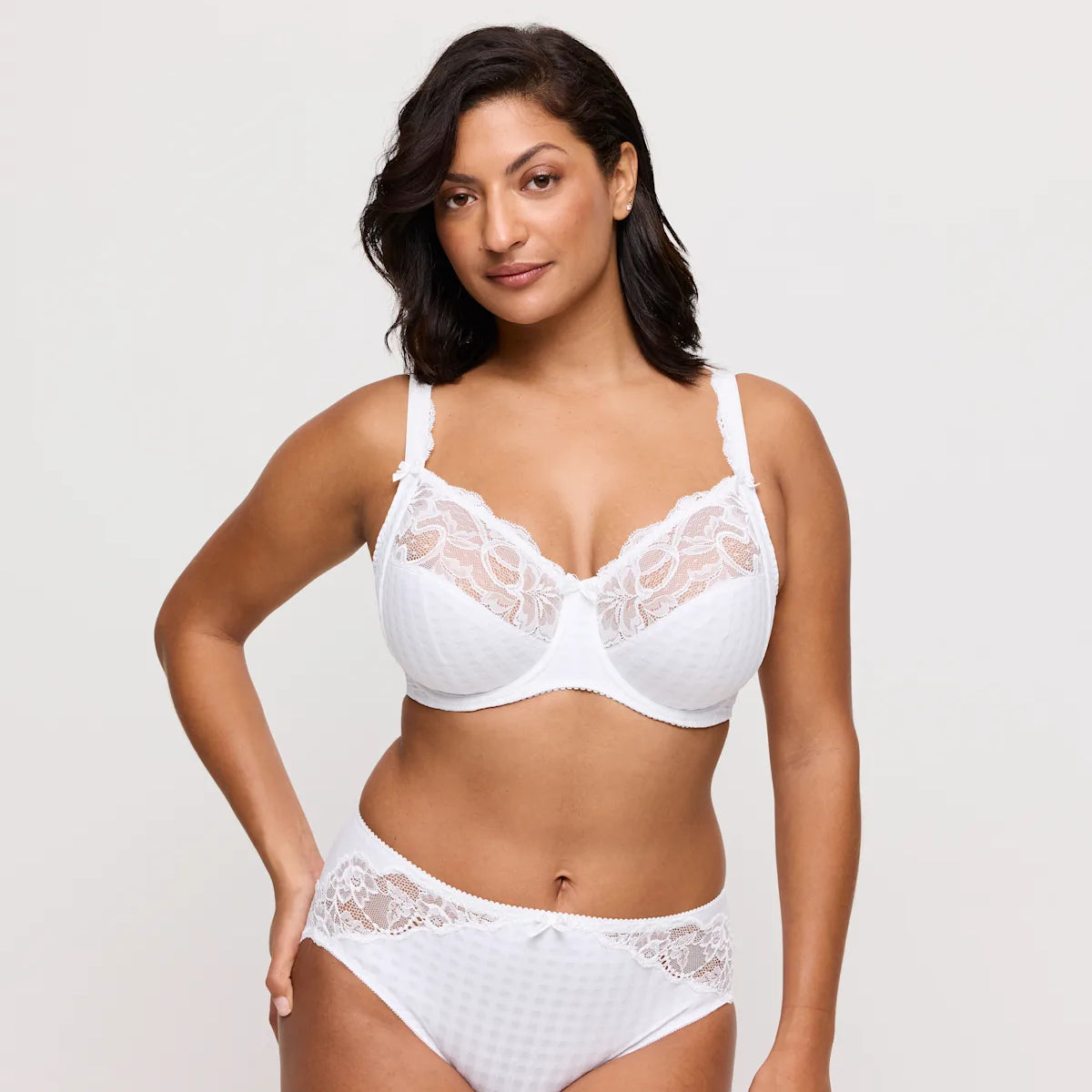 PrimaDonna Madison BH in Weiß mit passendem Taillenslip am Model