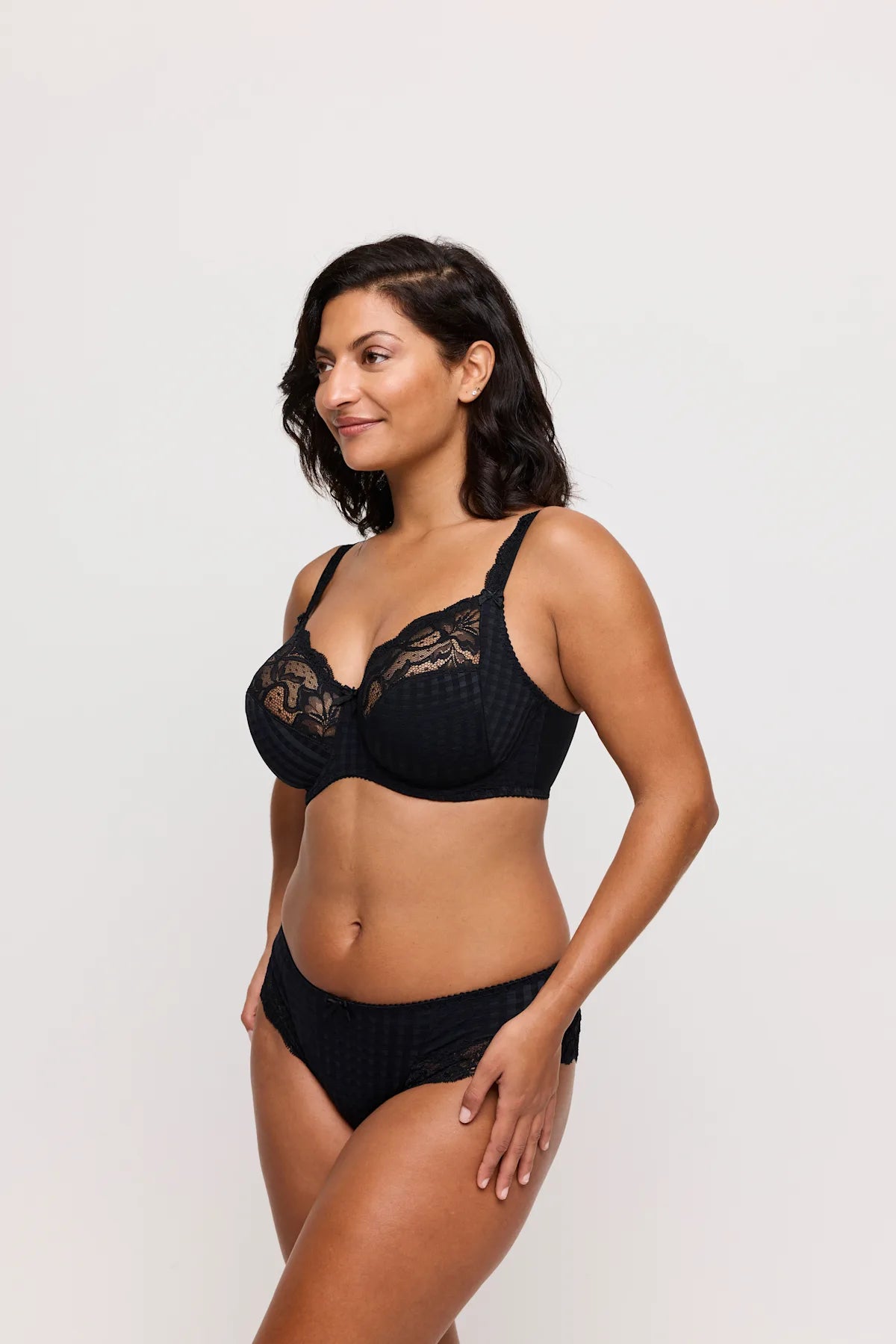 PrimaDonna Madison Vollschalen-BH in Schwarz am Model