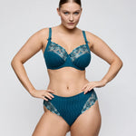 PrimaDonna Deauville Luxus-String in Blaugrün am Model