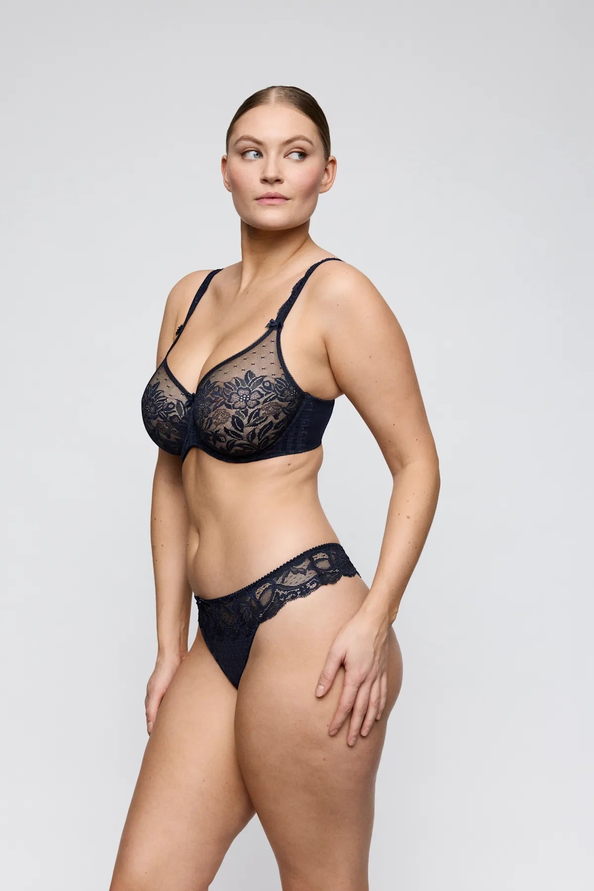 PrimaDonna Madison Vollschalen-BH Nahtlos in Velvet Blue am Model